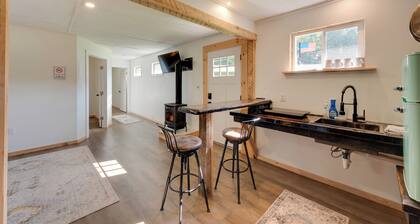 Hillsgrove Creekside Cabin: Close to Hiking