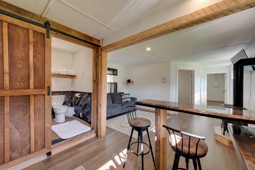 Hillsgrove Creekside Cabin: Close to Hiking