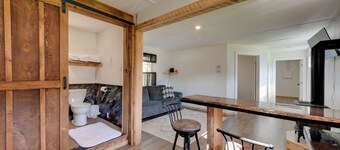 Hillsgrove Creekside Cabin: Close to Hiking