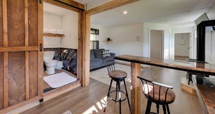 Hillsgrove Creekside Cabin: Close to Hiking