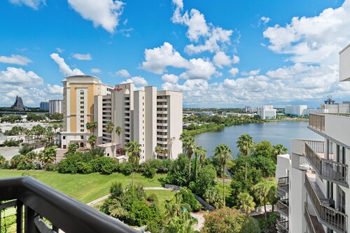Top Floor, pool and lake view close to Universal