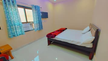 Deluxe Room | Hypo-allergenic bedding, in-room safe, desk, laptop workspace