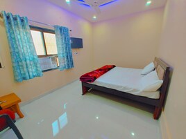 Hypo-allergenic bedding, in-room safe, desk, laptop workspace