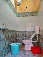 Ropa de cama hipoalergénica y caja de seguridad en la habitación 