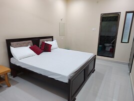 Ropa de cama hipoalergénica y caja de seguridad en la habitación 