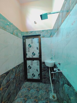 Kamar Deluks | Kamar mandi | Shower, perlengkapan mandi desainer, sandal, dan handuk
