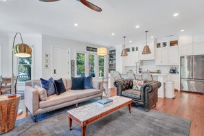 Smart TV - Luxurious, Bright, Chic Home on Treelined Street by Lucky Savannah (Savannah)