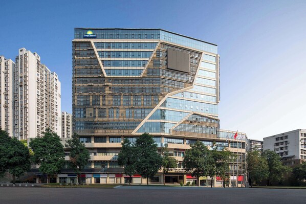Un hotel moderno dall'architettura dalle linee originali, su più piani, con un evidente cartello Days Hotel.