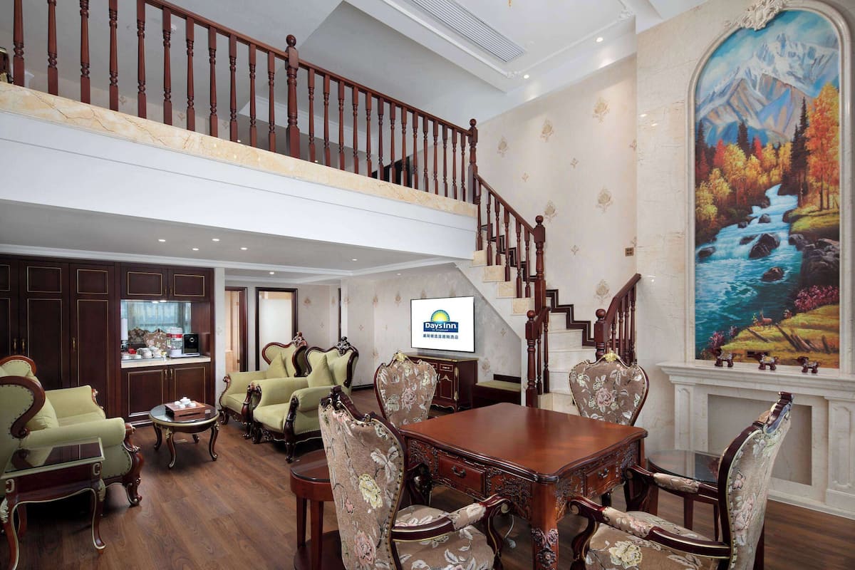 Executive Loft, 1 King Bed, Smoking (Mahjong)