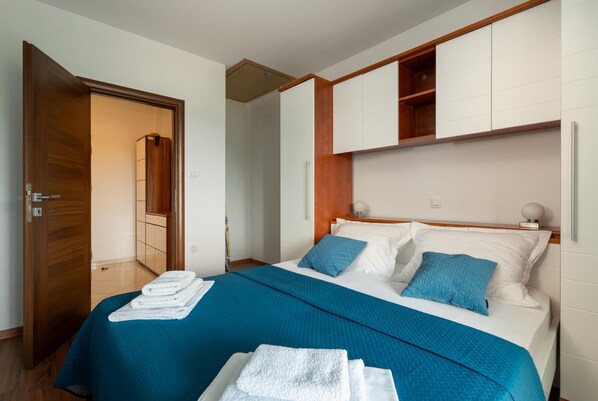 1 slaapkamer, een strijkplank/strijkijzer, reisbedje, gratis wifi