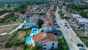 A residential area with modern houses, a swimming pool, and a parking lot. - Apartments Heidi with shared Pool (Ap 1) (Nova Vas)