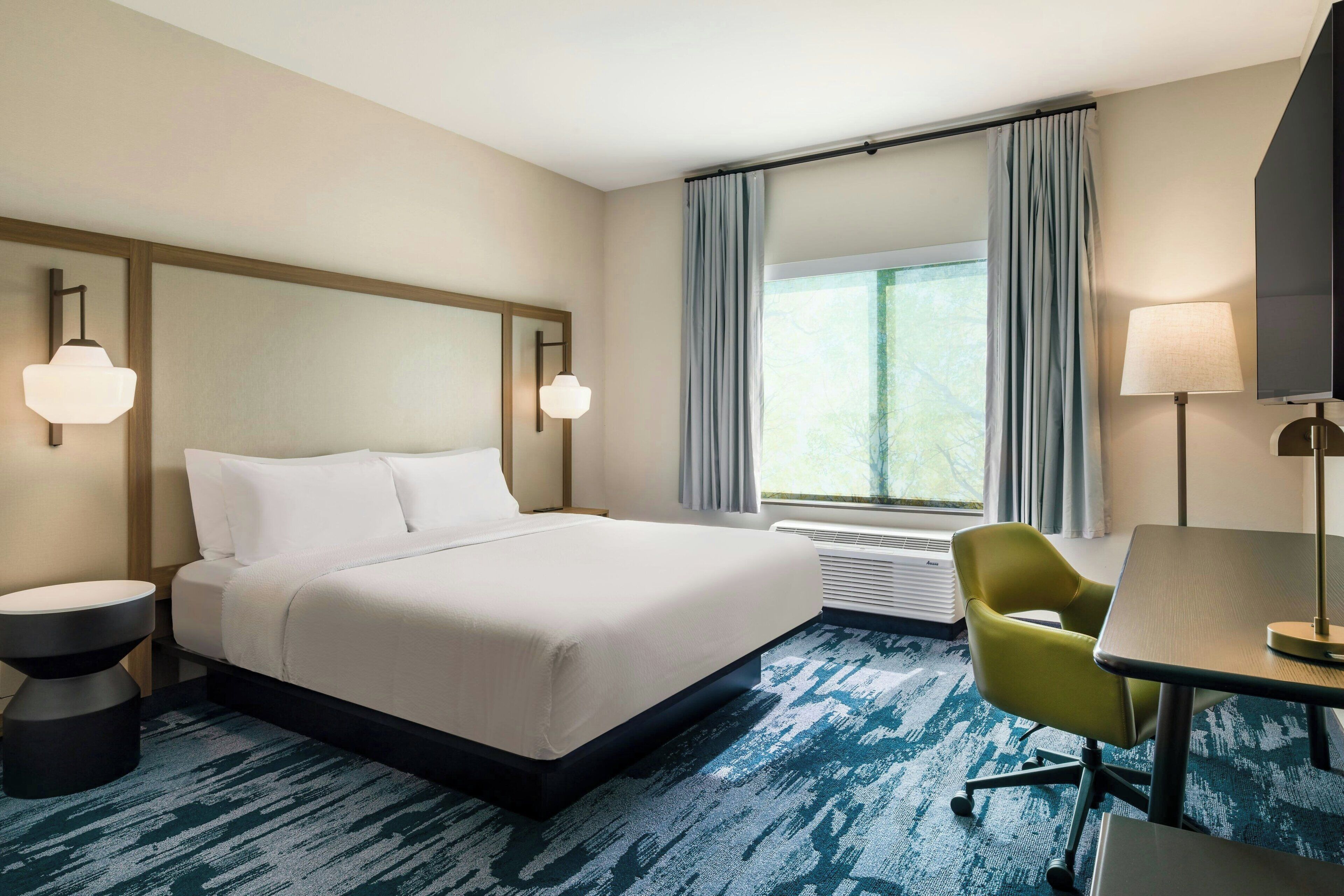 Standard Room, 1 King Bed (View) | Blackout drapes, iron/ironing board, bed sheets