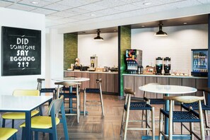 Free daily buffet breakfast  - Fairfield Inn & Suites Hanford (Hanford)