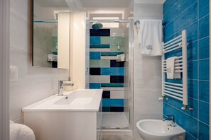Dusche, Haartrockner, Bidet, Handtücher