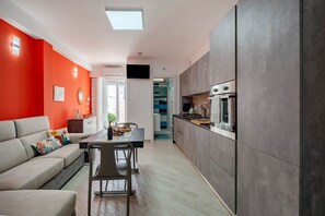Frigorífico, horno, placa de cocina y lavavajillas