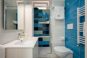 Shower, hair dryer, bidet, towels