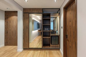 行政客房, 1 张特大床, 城市景观 (Balcony) | 客房内保险箱、办公桌、笔记本电脑工作区、隔音