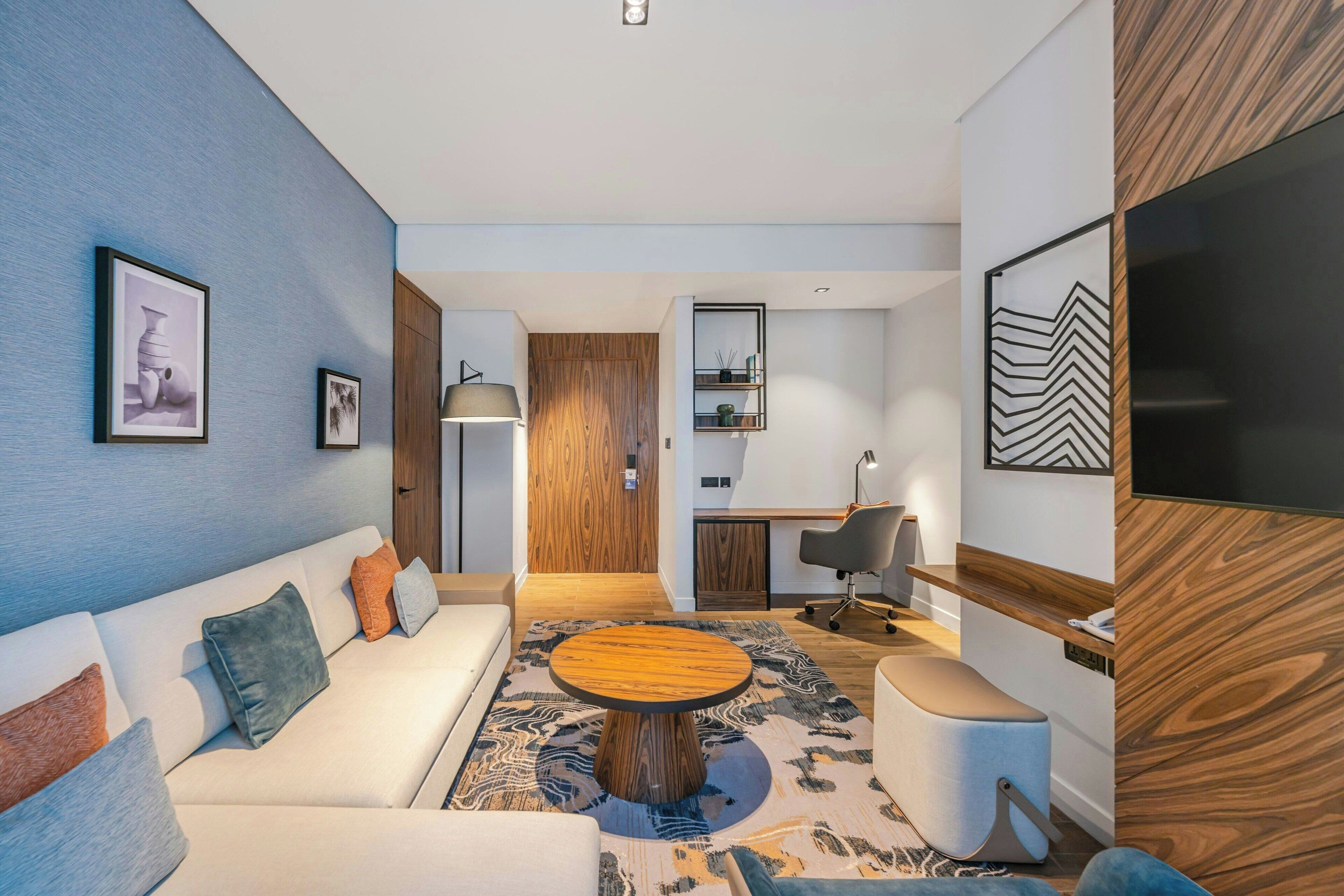 Quarto executivo, 1 cama King, vista para a cidade | Sala de estar | TV LED