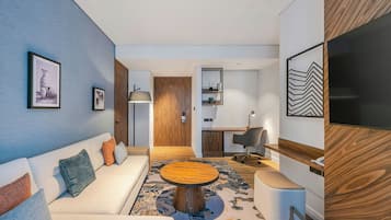 Quarto executivo, 1 cama King, vista para a cidade | Sala de estar | TV LED