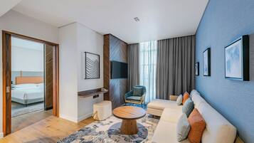 Executive Room, 1 King Bed, Non Smoking, City View | In-room safe, desk, laptop workspace, soundproofing