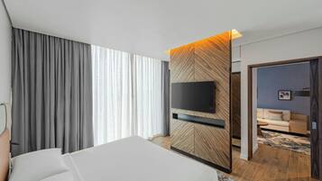 Executive Room, 1 King Bed, City View | In-room safe, desk, laptop workspace, soundproofing