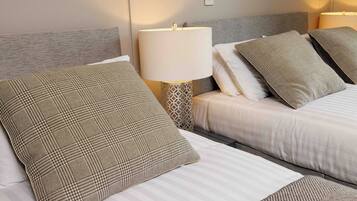 Khăn tắm, xà phòng, dầu gội, giấy vệ sinh