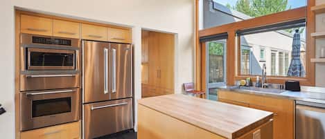 House, 3 Bedrooms | Private kitchen | Fridge, oven, coffee/tea maker, toaster