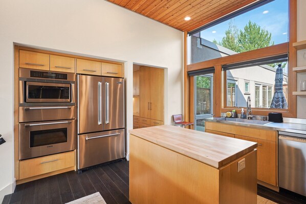 House, 3 Bedrooms | Private kitchen | Fridge, oven, coffee/tea maker, toaster - Reserve Camp 25 30 Day Minimum 2 Bedroom Condo by RedAwning (Bend)