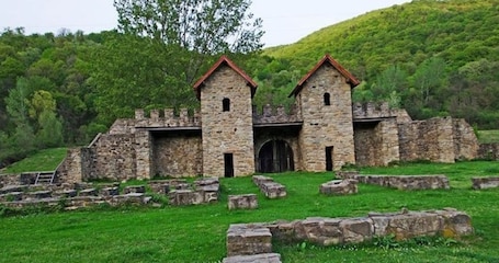 Exterior. Charming 2-bedroom apartment with AC, WiFi in adorable Călimănești