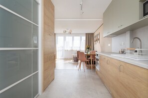 Appartement, 1 chambre, balcon | Cuisine privée | Micro-ondes, four, bouilloire électrique, congélateur