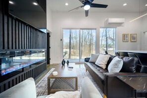 Smart TV - Cookies and Cream Luxury 1 Bedroom Couples cabin near Lake. (Broken Bow)