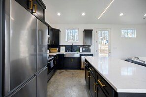 Fridge, microwave, oven, stovetop - Cookies and Cream Luxury 1 Bedroom Couples cabin near Lake. (Broken Bow)