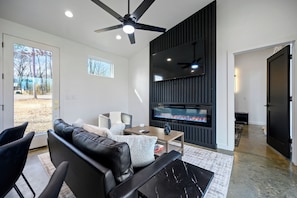 Smart TV - Cookies and Cream Luxury 1 Bedroom Couples cabin near Lake. (Broken Bow)