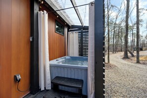 Outdoor spa tub