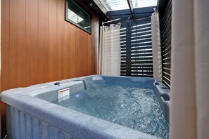 Indoor spa tub