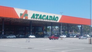 Egy parkoló, amelyhez egy ATACADÃO nevű üzlet tartozik.