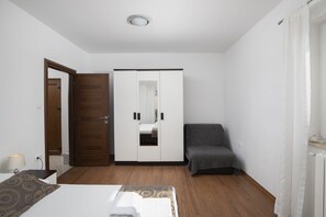 1 bedroom, iron/ironing board, WiFi (free), bed sheets