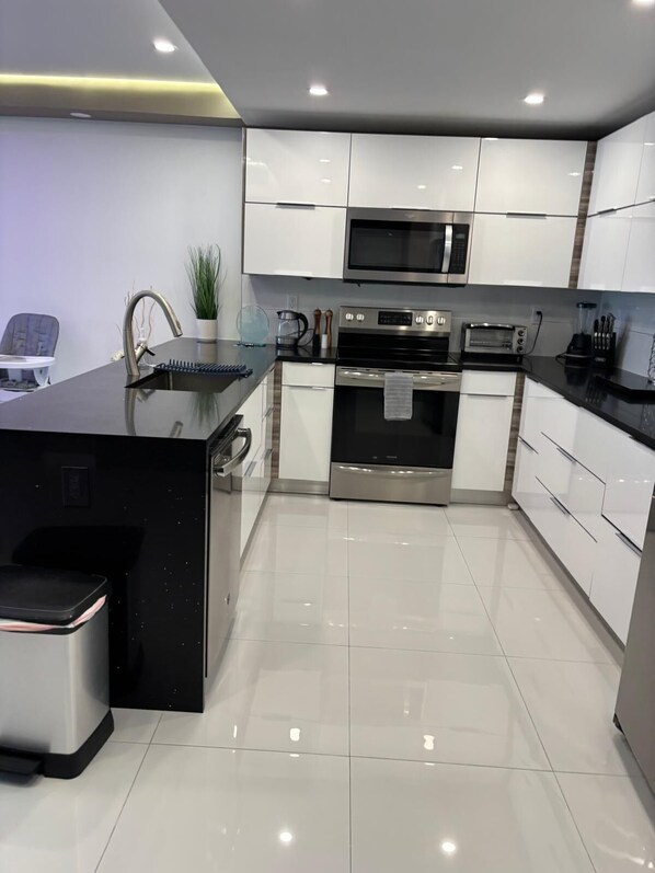 Refrigerador, microondas, horno y parrilla de estufa 