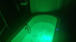 A bathtub with a green light. - Tiny wellness room  in Nieuwegein near Utrecht (Nieuwegein)