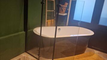 Baignoire à jets, sèche-cheveux, serviettes fournies, papier toilette