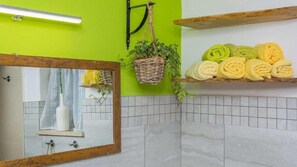 Dusche, Haartrockner, Handtücher
