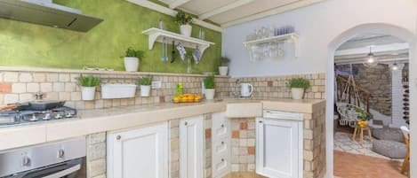 Refrigerador, horno, lavavajillas y utensilios de cocina