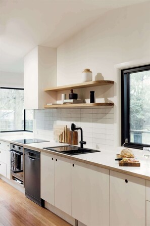 Køleskab, mikrobølgeovn, ovn, kogeplade