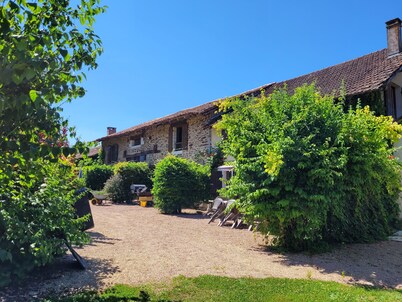 "Gite Merlot" -a spacious, comfortable 5-bedroom countryhouse in French Dordogne