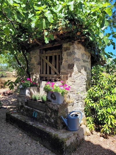 "Gite Merlot" -a spacious, comfortable 5-bedroom countryhouse in French Dordogne