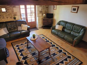 Kamin, DVD-Player, Bücher