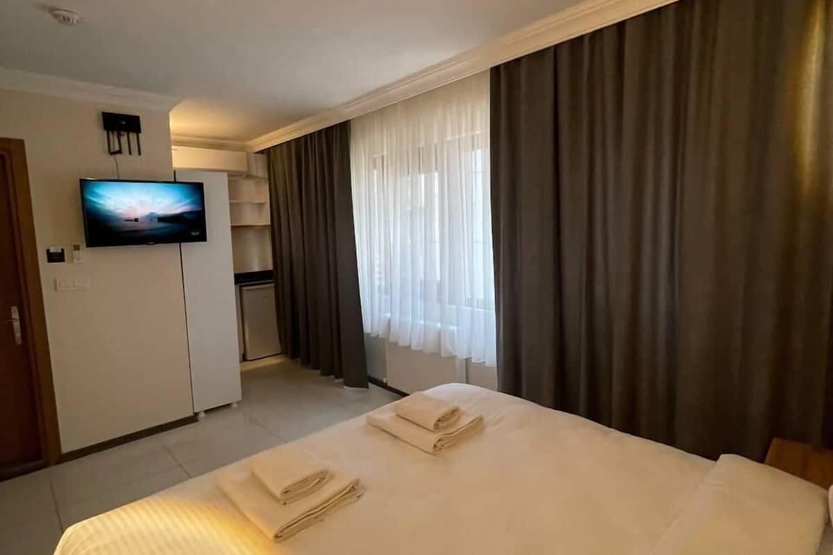 Sengetøy av topp kvalitet, minibar, skrivebord og lydisolert