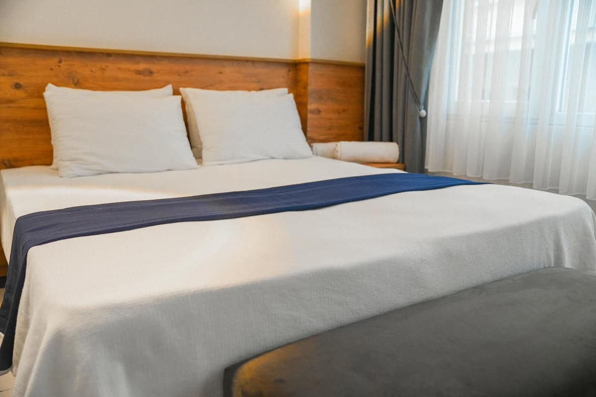 Sengetøy av topp kvalitet, minibar, skrivebord og lydisolert