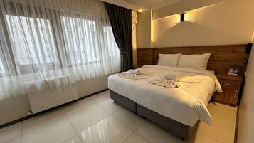 Premium bedding, minibar, desk, free WiFi
