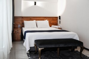 Roupas de cama premium, frigobar, escrivaninha, Wi-Fi de cortesia